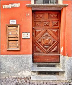 a large wooden door on the side of a building at La Fiaba: bilocale nel centro storico di Cuneo in Cuneo