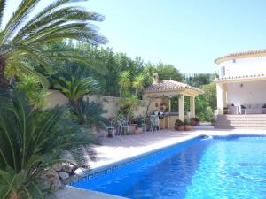 een villa met een zwembad en een huis bij Selecta Casa Esmerdo in Estepona