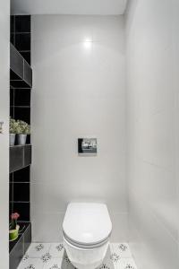 baño con aseo blanco en una habitación en Two bedrooms flat with garden and free parking, en Tel Aviv