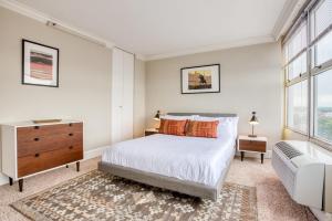a bedroom with a bed and a window at CozySuites 800 Tower 1BR w sky pool, gym! 02 in Louisville