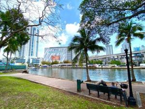 Udsigt til en flod der løber i nærheden af lejligheden