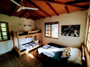 a bedroom with two bunk beds and a ceiling at Finca Hostal Bolivar - Casa Quinta in Minca