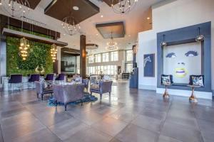 een lobby met tafels en stoelen in een gebouw bij CozySuites Paradise under the palm trees 14 in Phoenix