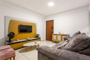 ein Wohnzimmer mit Couch und Flachbildfernseher in der Unterkunft Apartamentos Com Suite ,Wi-Fi 500MB , Estacionamento, Elevador, Cozinha Completa , Jr Catito in Brasilia
