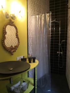 W łazience znajduje się prysznic i umywalka. w obiekcie Kupolmāja Ārpus laika - Domehouse in the forest w mieście Tīnūži