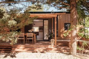 une petite cabine avec une table et des chaises sur une terrasse dans l'établissement INSPIRE Villages - Marennes Oléron, à Marennes