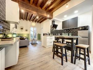 cocina y sala de estar con mesa y sillas en Les Terrasses du Bouchon, en Troyes