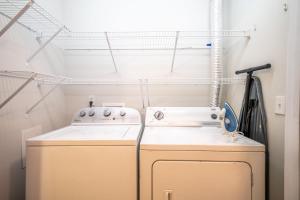 eine kleine Waschküche mit Waschmaschine und Trockner in der Unterkunft CozySuites MusicRow Astonishing Studio with free parking 53 in Nashville