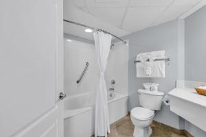 Bagno di Breathtaking 2BR Condo w Floor-to-Ceiling Windows Overlooking Ocean