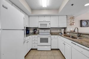 Cucina o angolo cottura di Breathtaking 2BR Condo w Floor-to-Ceiling Windows Overlooking Ocean