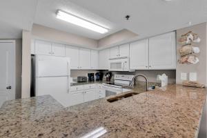 Cucina o angolo cottura di Breathtaking 2BR Condo w Floor-to-Ceiling Windows Overlooking Ocean