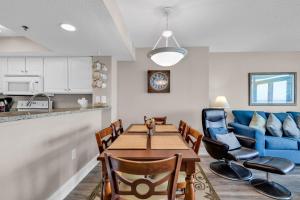 Cucina o angolo cottura di Breathtaking 2BR Condo w Floor-to-Ceiling Windows Overlooking Ocean
