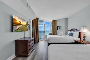 una camera d'albergo con due letti e una grande finestra di Breathtaking 2BR Condo w Floor-to-Ceiling Windows Overlooking Ocean a Myrtle Beach