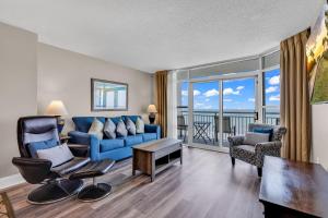 Area soggiorno di Breathtaking 2BR Condo w Floor-to-Ceiling Windows Overlooking Ocean