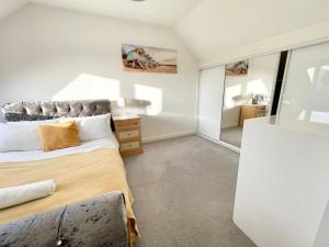 Säng eller sängar i ett rum på The Hazel - spacious holiday home near outlets, town center and Ashford International