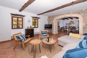 - un salon avec un canapé et des chaises dans l'établissement Cal Papa, à Cala Sant Vicenç