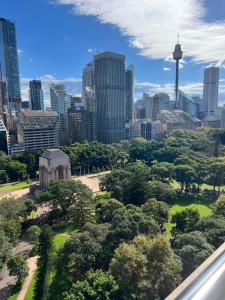 uma vista para um parque com uma cidade ao fundo em Prestige Hyde Park Studio Apartment em Sydney