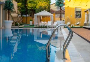 a swimming pool with a stairway leading to a house at Hotel de Ilhavo Plaza & Spa in Ílhavo