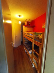 Cette petite chambre comprend des lits superposés. dans l'établissement Appartement T2 idéal pour une famille, à Thollon-les-Mémises