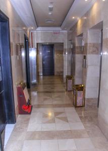 pasillo de un edificio con ascensor y puerta en The Saj Hotel, en Ajman