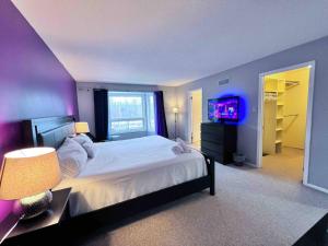um quarto com uma cama grande e uma televisão em Spacious Family Home Close To Downtown with King Bed num1 em Ottawa