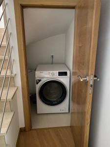 a washer and dryer in a small room at Apartamento Duplex O capitán in A Guarda