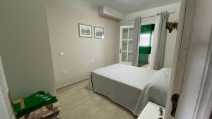mała sypialnia z łóżkiem i lustrem w obiekcie CASA OASI w mieście Playa Blanca