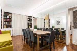 a dining room with a table and chairs at Appartamento Principe Amedeo in Rome