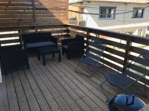 een terras met stoelen en tafels op een balkon bij Appartement en bord de plage serviettes non incluses in Frontignan