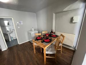 een eetkamer met een houten tafel en stoelen bij Grey House in Braşov