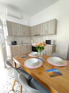 Η κουζίνα ή μικρή κουζίνα στο Oasis Apartments +46 φωτογραφίες