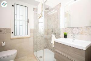 米利亞里諾的住宿－A Casa Di Rosa，浴室配有卫生间、盥洗盆和淋浴。