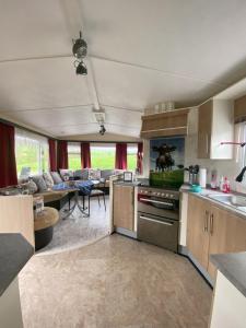 an open kitchen and living room in a house at Ring Chalet in Brücktal