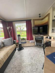 a living room with a couch and a television at Ring Chalet in Brücktal