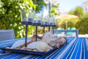 a tray with seashells and glasses on a table at Voramar Ham in Playa de Muro