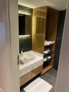 een badkamer met een wastafel en een spiegel bij BLACKLAKE OTEL in Yeniyol
