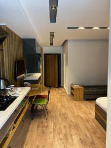 een kamer met een keuken en een woonkamer bij BLACKLAKE OTEL in Yeniyol