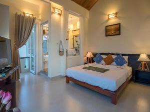 Giường trong phòng chung tại HA Devan Hoian Pool Villa