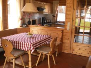 une cuisine avec une table, deux chaises, une table et un comptoir dans l'établissement The house to stay for holidays num1, à Hasselfelde