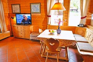 - un salon avec une table et une télévision dans l'établissement The house to stay for holidays num1, à Hasselfelde