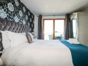 Fotografie z fotogalerie ubytování 2 Bed Penthouse apartment overlooking Fistral Beach - STAYSEEKERS v destinaci Newquay