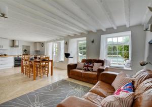 ein Wohnzimmer mit Sofa und Tisch in der Unterkunft Stepaside Cottage in Fowey