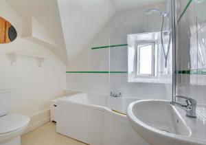 ein Badezimmer mit Badewanne, Waschbecken und Toilette in der Unterkunft Stepaside Cottage in Fowey + 32 Fotos