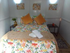 sypialnia z łóżkiem z dwoma ręcznikami w obiekcie Anerley Garden Park Resort w mieście Port Shepstone