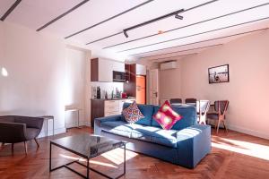 sala de estar con sofá azul y mesa en Homie Suites - Turna Residences in Cihangir, en Estambul