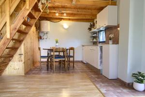 eine Küche und ein Esszimmer mit Tisch und Stühlen in der Unterkunft Holiday home Mola in Ugljan + 41 Fotos