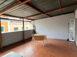 Camera con tavolo e sedie sul balcone. di Old Bakery Rome GuestHouse a Roma