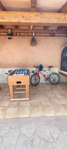 una bicicleta estacionada junto a una mesa con un tablero de ajedrez en Vivienda Turística Rural, en Granada