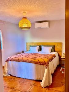 sypialnia z łóżkiem w pokoju w obiekcie Blooming Botanic Houses w mieście Estreito da Calheta