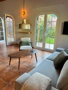 ein Wohnzimmer mit einer Couch und einem Couchtisch in der Unterkunft Blooming Botanic Houses in Estreito da Calheta